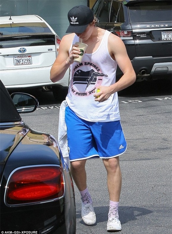 Để lộ cơ bắp săn chắc, bố con nhà Becks khiến fans nữ 'toát mồ hôi' 1