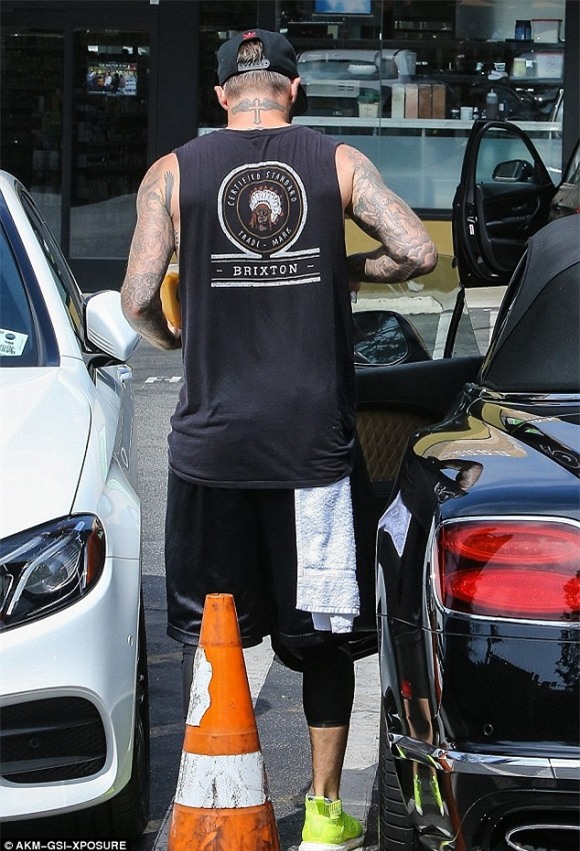 Để lộ cơ bắp săn chắc, bố con nhà Becks khiến fans nữ 'toát mồ hôi' 0