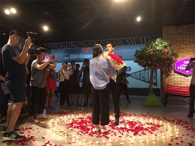 9X Ha Noi thue tron phong chieu phim cau hon ban gai hinh anh 2