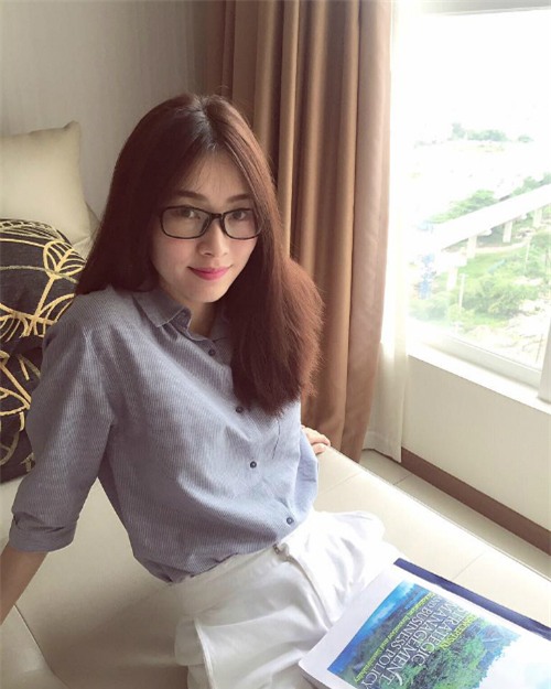 Thu Thảo khác lạ với cặp kính cận gọng đen, hoa hậu chia sẻ niềm vui khi sắp tốt nghiệp: