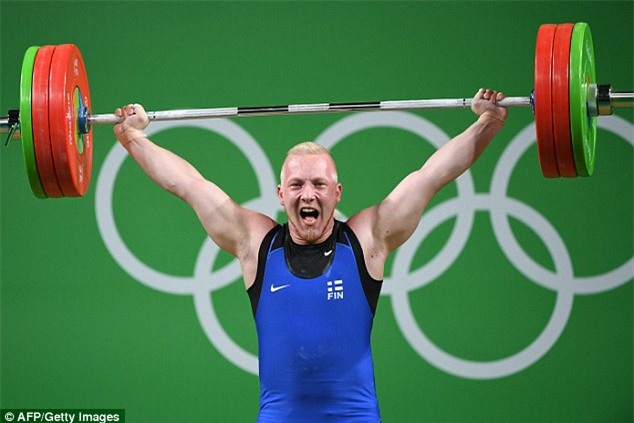 Nâng tạ thành công, lực sĩ dự thi Olympic ngất xỉu vì hạnh phúc - Ảnh 2.