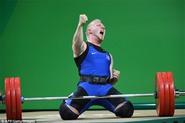 Nâng tạ thành công, lực sĩ dự thi Olympic ngất xỉu vì hạnh phúc - Ảnh 3.