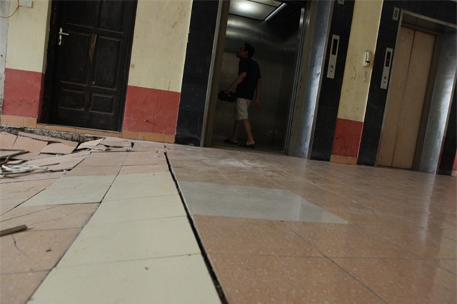 hn: nen nha chung cu sap trong dem, dan hoang loan hinh anh 4