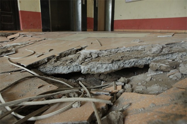 hn: nen nha chung cu sap trong dem, dan hoang loan hinh anh 5