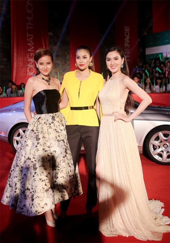 Ho Ngoc Ha mac vay ho bao tren song truyen hinh hinh anh 10