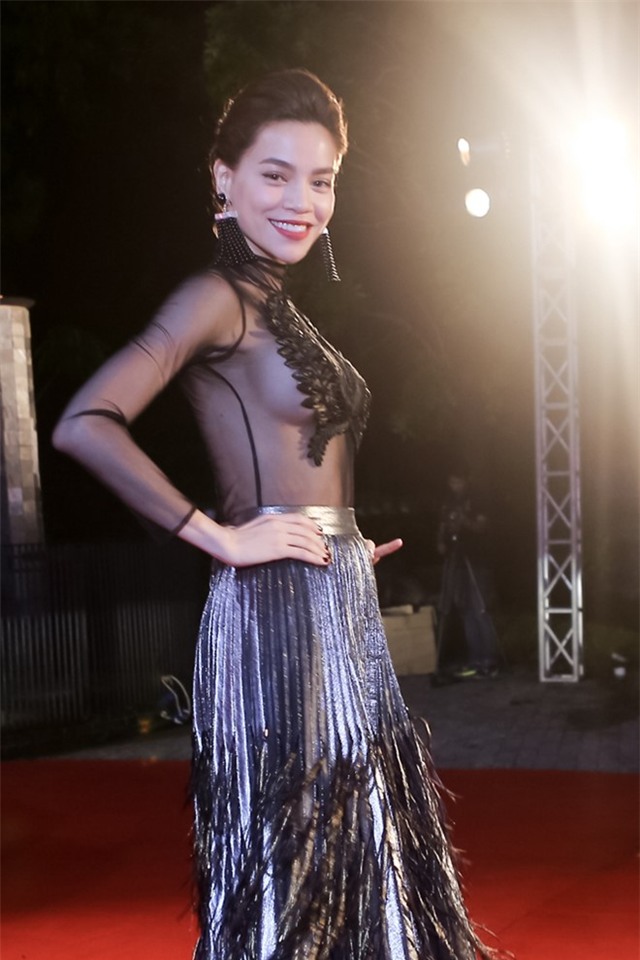 Ho Ngoc Ha mac vay ho bao tren song truyen hinh hinh anh 2