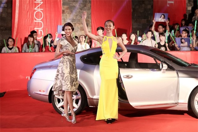 Ho Ngoc Ha mac vay ho bao tren song truyen hinh hinh anh 9