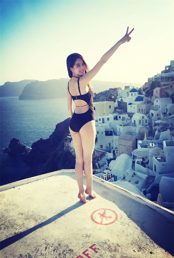 Sau khi du lịch ở các nước Pháp, Đức, Hà Lan, hiện tại người đẹp đang nghỉ dưỡng ở hòn đảo Santorini (Hy Lạp). - Tin sao Viet - Tin tuc sao Viet - Scandal sao Viet - Tin tuc cua Sao - Tin cua Sao