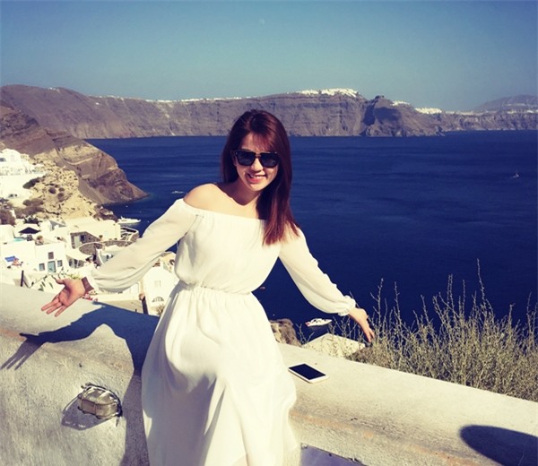 Ngay cả khi diện trang phục kín đáo, Ngọc Trinh vẫn cuốn hút bởi vẻ đẹp mong manh. - Tin sao Viet - Tin tuc sao Viet - Scandal sao Viet - Tin tuc cua Sao - Tin cua Sao