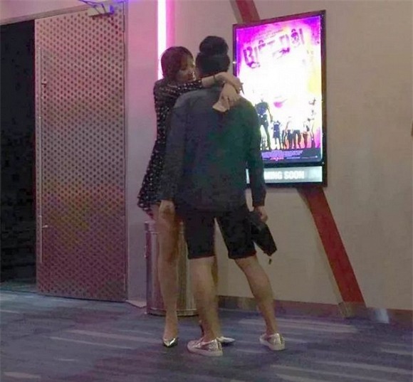 Trấn Thành và Hari Won trong rạp phim 3