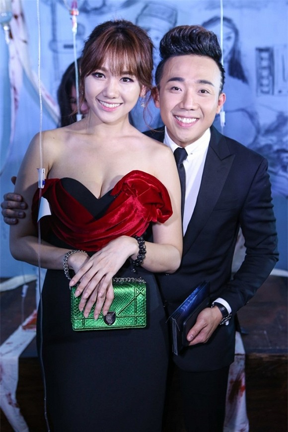 Trấn Thành và Hari Won trong rạp phim 0