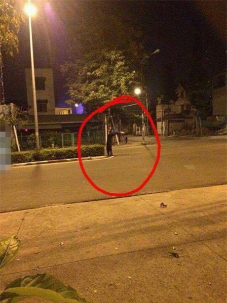 Hình ảnh cô gái ở giữa ngã tư phố khiến người ta giật mình - Ảnh 3.