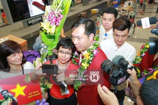 Sau những kỳ tích tại Olympic 2016, người hùng Hoàng Xuân Vinh đã trở về bên gia đình, bên người vợ thân yêu - Ảnh 10.