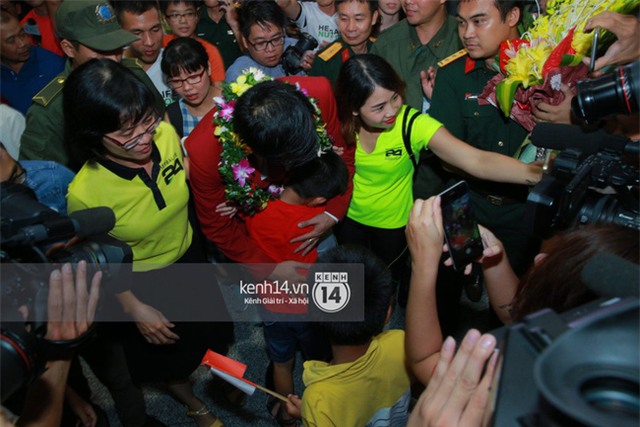 Sau những kỳ tích tại Olympic 2016, người hùng Hoàng Xuân Vinh đã trở về bên gia đình, bên người vợ thân yêu - Ảnh 11.