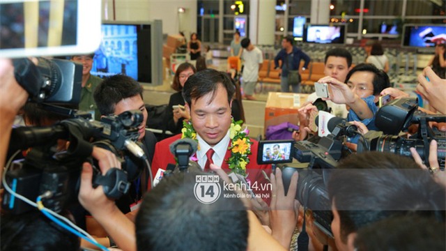 Sau những kỳ tích tại Olympic 2016, người hùng Hoàng Xuân Vinh đã trở về bên gia đình, bên người vợ thân yêu - Ảnh 12.