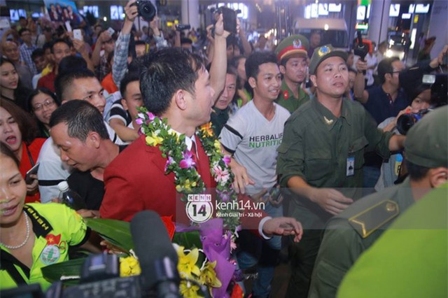 Sau những kỳ tích tại Olympic 2016, người hùng Hoàng Xuân Vinh đã trở về bên gia đình, bên người vợ thân yêu - Ảnh 3.