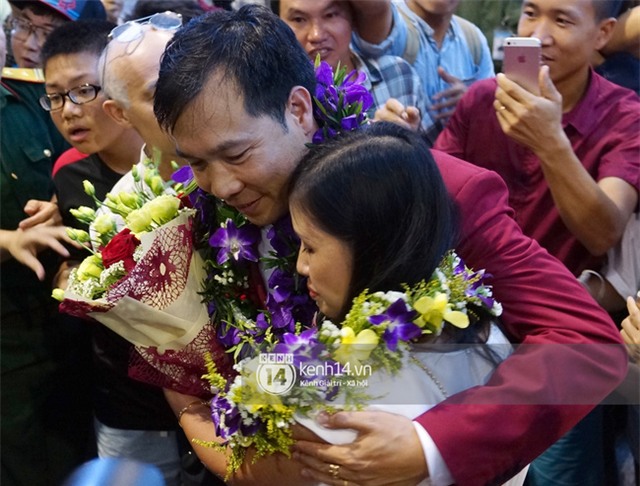 Sau những kỳ tích tại Olympic 2016, người hùng Hoàng Xuân Vinh đã trở về bên gia đình, bên người vợ thân yêu - Ảnh 4.