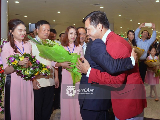 Sau những kỳ tích tại Olympic 2016, người hùng Hoàng Xuân Vinh đã trở về bên gia đình, bên người vợ thân yêu - Ảnh 8.