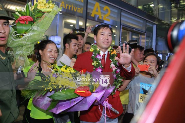 Sau những kỳ tích tại Olympic 2016, người hùng Hoàng Xuân Vinh đã trở về bên gia đình, bên người vợ thân yêu - Ảnh 9.