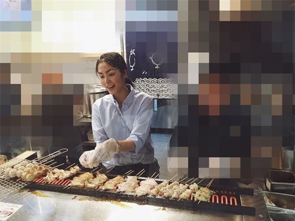 Bỏ lại váy áo trên thảm đỏ, sao Việt đi bưng bê, cọ rửa chén bát.... - Ảnh 1.