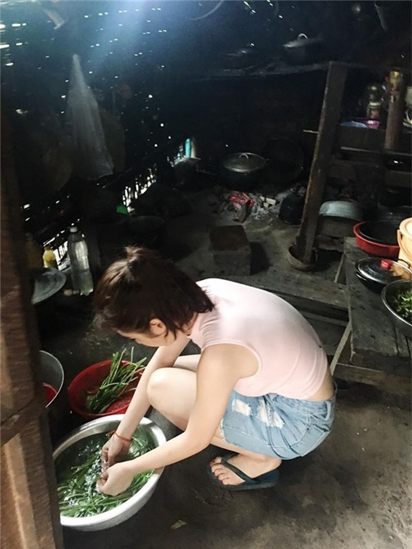 Bỏ lại váy áo trên thảm đỏ, sao Việt đi bưng bê, cọ rửa chén bát.... - Ảnh 10.