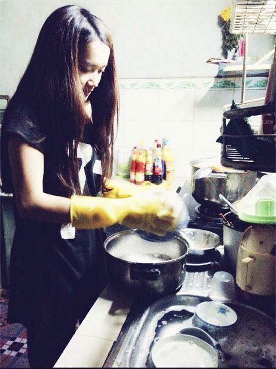 Bỏ lại váy áo trên thảm đỏ, sao Việt đi bưng bê, cọ rửa chén bát.... - Ảnh 14.
