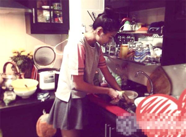 Bỏ lại váy áo trên thảm đỏ, sao Việt đi bưng bê, cọ rửa chén bát.... - Ảnh 17.