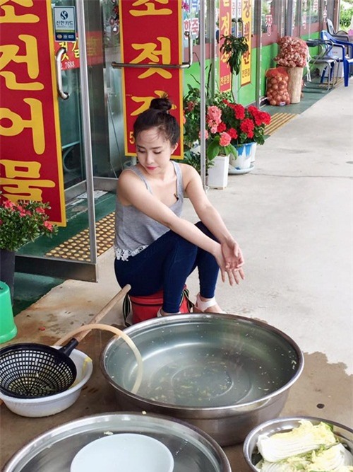 Bỏ lại váy áo trên thảm đỏ, sao Việt đi bưng bê, cọ rửa chén bát.... - Ảnh 2.