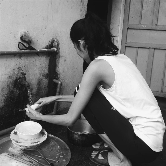 Bỏ lại váy áo trên thảm đỏ, sao Việt đi bưng bê, cọ rửa chén bát.... - Ảnh 3.