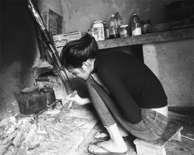 Bỏ lại váy áo trên thảm đỏ, sao Việt đi bưng bê, cọ rửa chén bát.... - Ảnh 4.