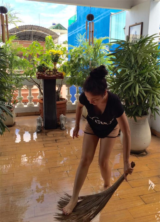 Bỏ lại váy áo trên thảm đỏ, sao Việt đi bưng bê, cọ rửa chén bát.... - Ảnh 5.