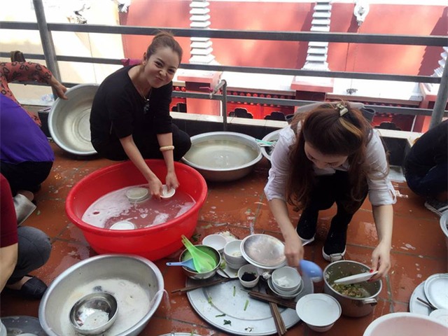 Bỏ lại váy áo trên thảm đỏ, sao Việt đi bưng bê, cọ rửa chén bát.... - Ảnh 6.