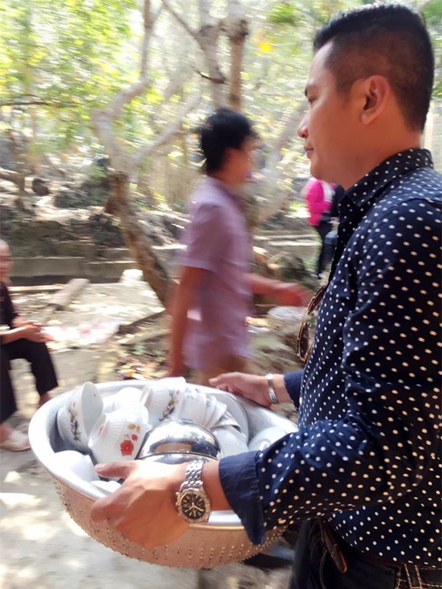 Bỏ lại váy áo trên thảm đỏ, sao Việt đi bưng bê, cọ rửa chén bát.... - Ảnh 7.