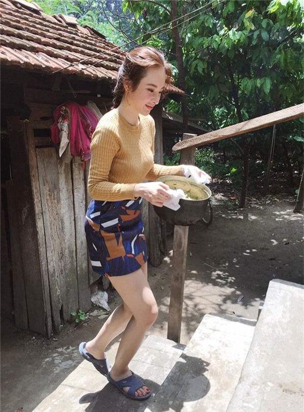 Bỏ lại váy áo trên thảm đỏ, sao Việt đi bưng bê, cọ rửa chén bát.... - Ảnh 8.