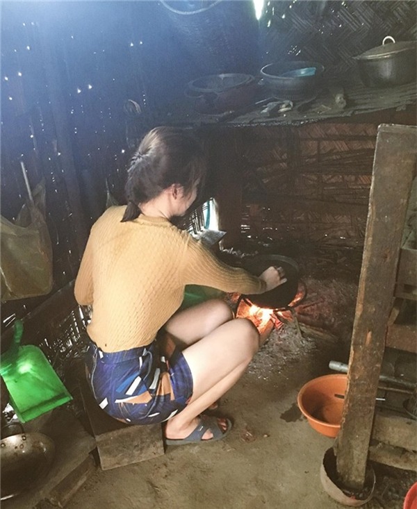 Bỏ lại váy áo trên thảm đỏ, sao Việt đi bưng bê, cọ rửa chén bát.... - Ảnh 9.