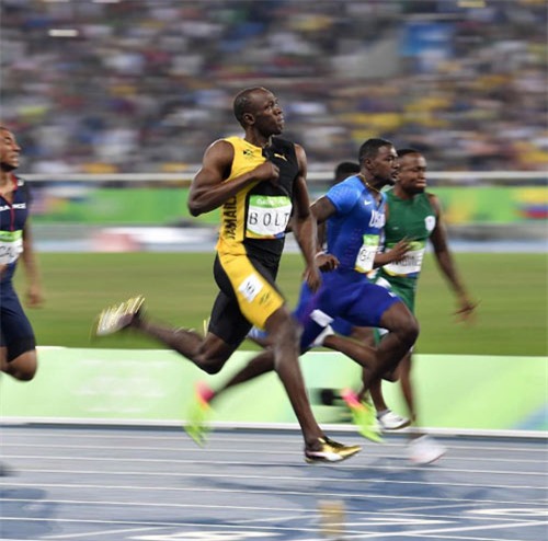 Vừa chạy vừa cười và vỗ ngực, Bolt vẫn "vô đối" - 2