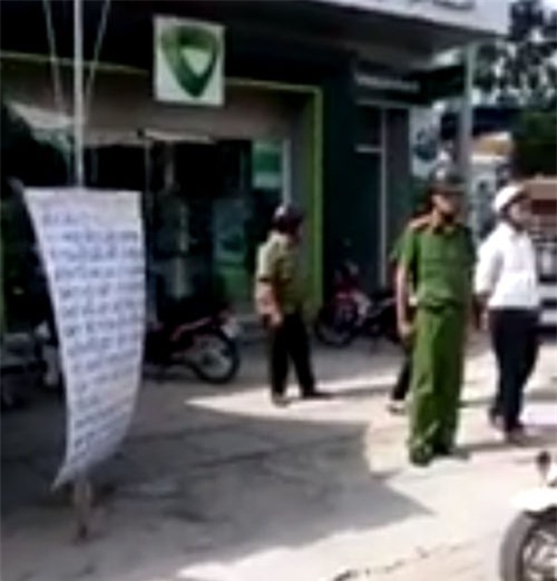 xon xao clip mot phu nu tut quan truoc tru so ngan hang o long an hinh anh 1