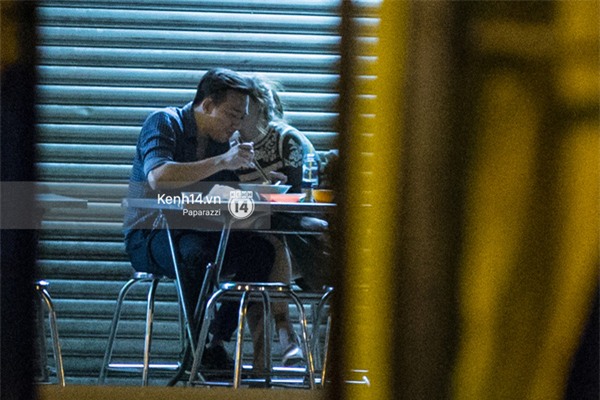 Nhiều lần thoải mái ôm hôn nơi công cộng, Trấn Thành và Hari Won đang là cặp đôi lộ liễu nhất Vbiz - Ảnh 1.