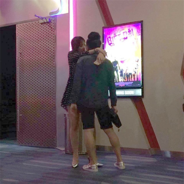 Nhiều lần thoải mái ôm hôn nơi công cộng, Trấn Thành và Hari Won đang là cặp đôi lộ liễu nhất Vbiz - Ảnh 11.