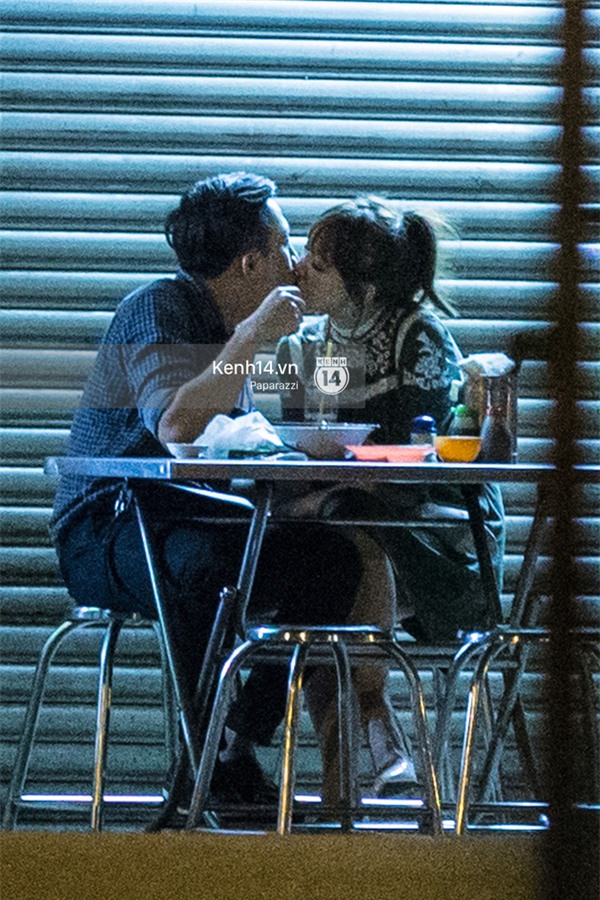 Nhiều lần thoải mái ôm hôn nơi công cộng, Trấn Thành và Hari Won đang là cặp đôi lộ liễu nhất Vbiz - Ảnh 2.
