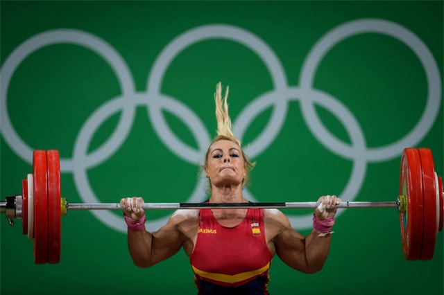 Nữ lực sĩ xinh đẹp gây sốt với màn ăn mừng dễ thương hết nấc ở Olympic - Ảnh 2.
