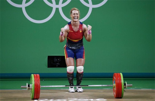 Nữ lực sĩ xinh đẹp gây sốt với màn ăn mừng dễ thương hết nấc ở Olympic - Ảnh 3.
