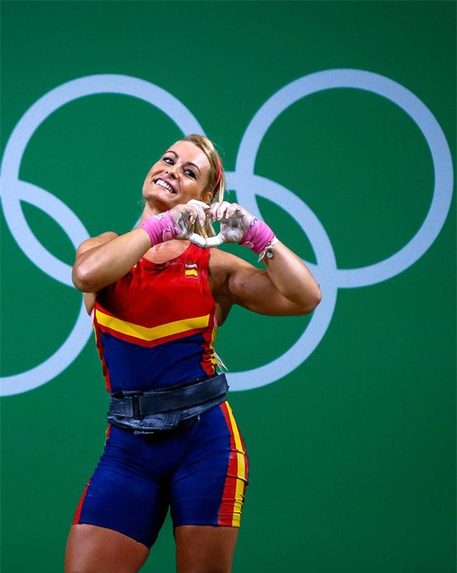 Nữ lực sĩ xinh đẹp gây sốt với màn ăn mừng dễ thương hết nấc ở Olympic - Ảnh 5.