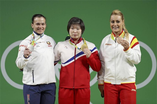 Nữ lực sĩ xinh đẹp gây sốt với màn ăn mừng dễ thương hết nấc ở Olympic - Ảnh 6.