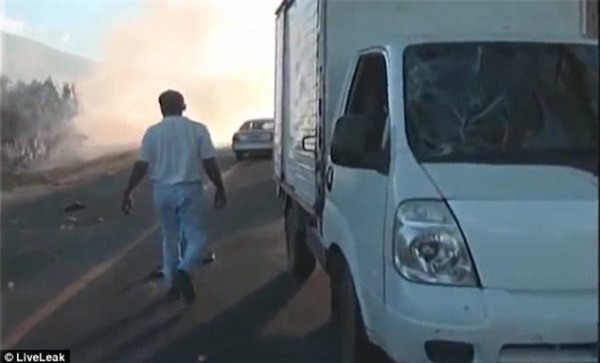 Nữ phóng viên xinh đẹp bị lên án gay gắt vì vô tâm khi tác nghiệp - Ảnh 2.