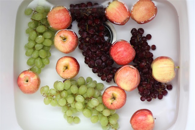 Ngâm rau quả trong nước muối giúp giết chết các vi khuẩn gây bệnh