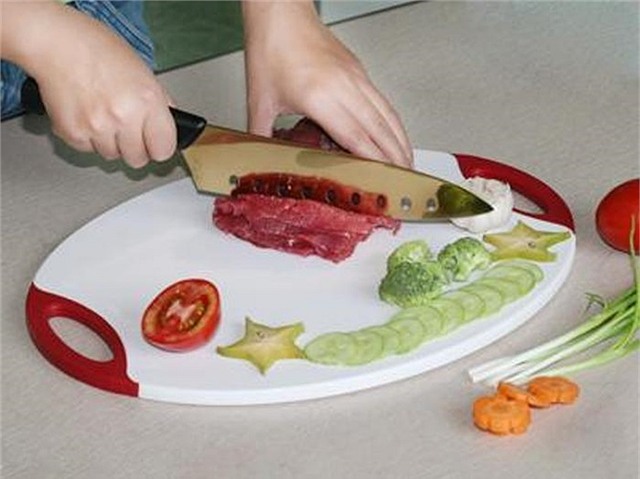 Dùng chung thớt khi thái đồ ăn sống, đồ ăn chín. Các chuyên gia dinh dưỡng khuyến cáo nên sử dụng loại thớt riêng biệt khi thái thịt, rau sống và đồ chín. Nguyên nhân là khi thái, một lượng không nhỏ vi khuẩn sẽ nhanh chóng bám vào thực phẩm, ảnh hưởng tiêu cực đến sức khoẻ người ăn.