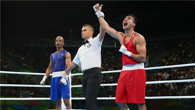 Shakhram Giyasov giành chiến thắng ở nội dung quyền anh hạng trung dưới 69kg