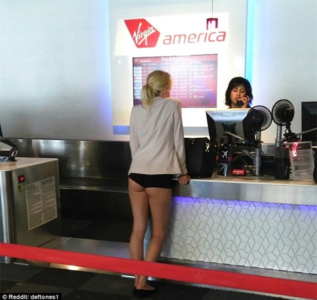 Cô gái gây sốc khi mặc nội y ra sân bay làm thủ tục check in - Ảnh 1.