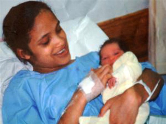 Bé Zephany và mẹ ruột trước khi bị bắt cóc. Ảnh: The Sun